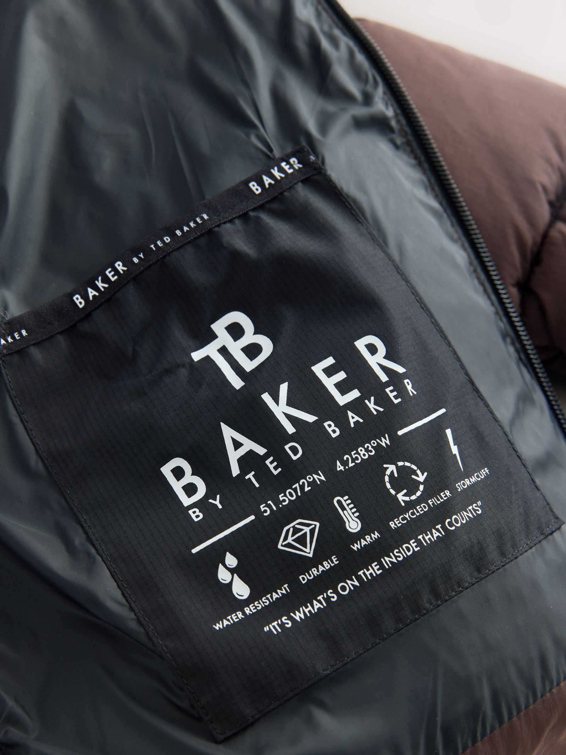 Baker by Ted Baker Baker by Ted Baker regenbestendige gewatteerde jas met kleurblokken in bruin/zwart
