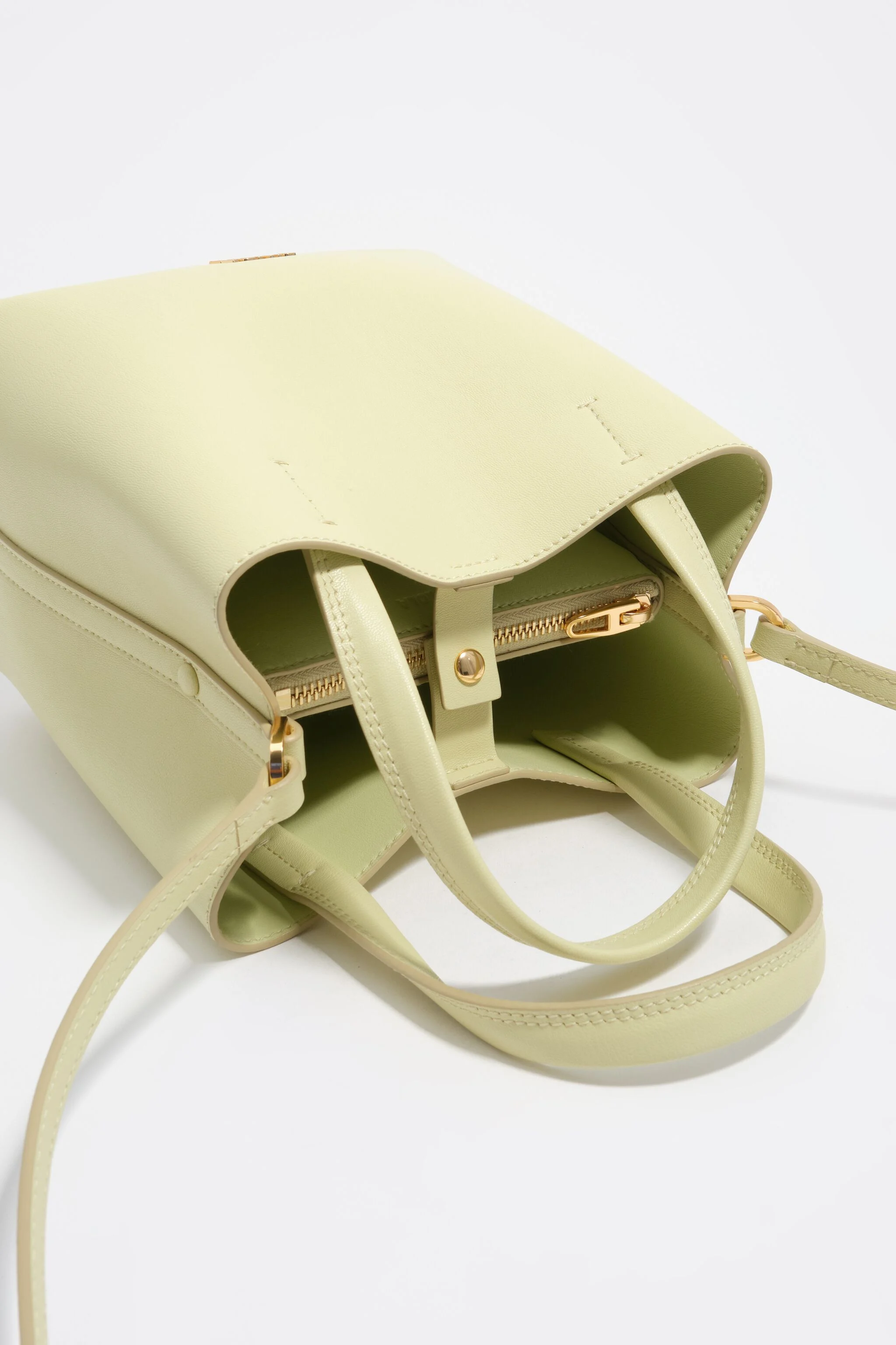 Bolsa pequena de couro verde claro com estampa de Chihuahua.