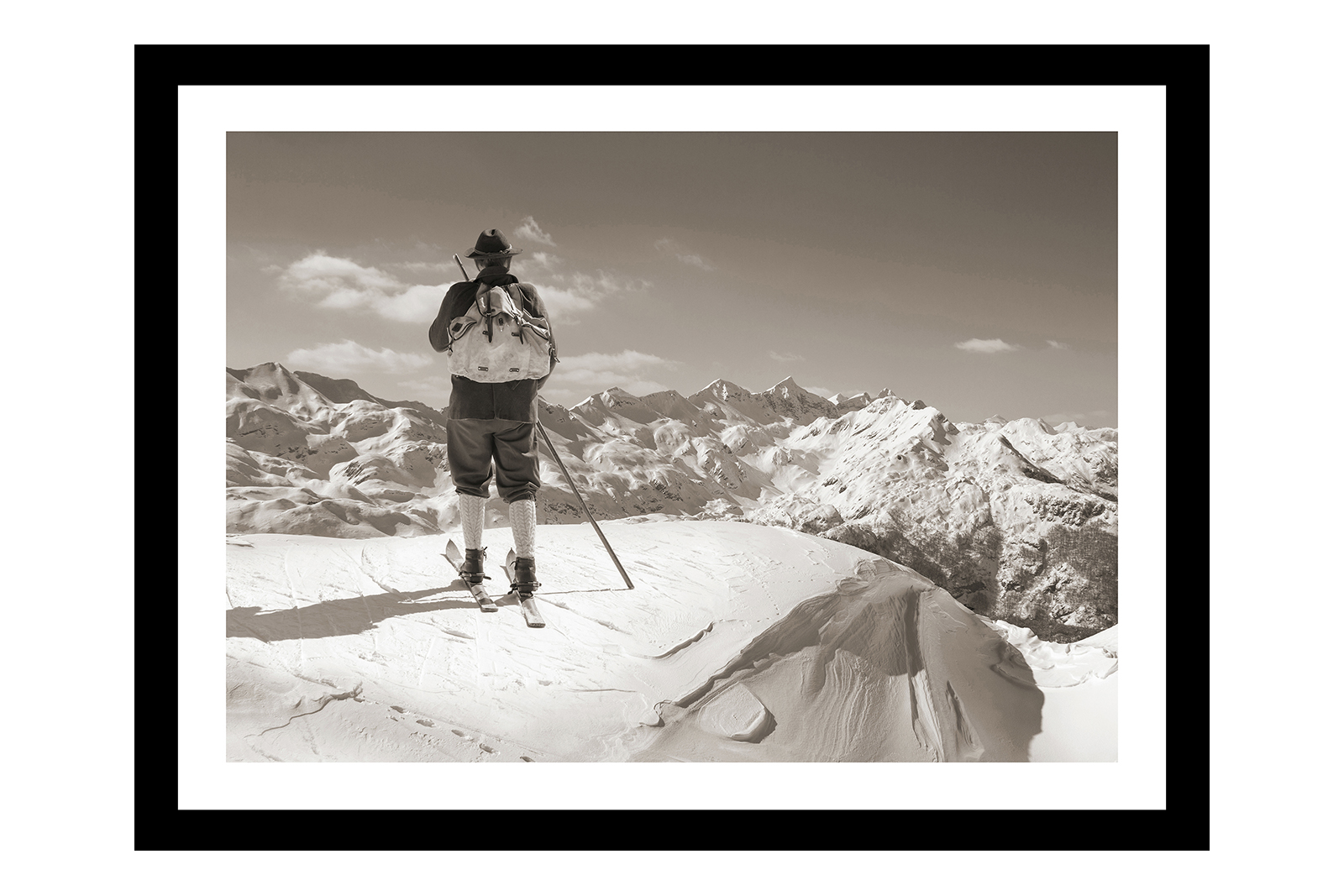 Skiing bilde V Sort-hvit fotoprint med sort ramme. 60x80 cm