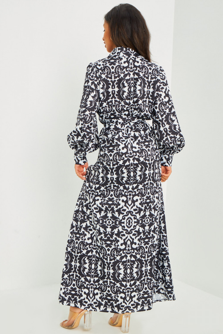 Robe noire ceinturée à motif baroque