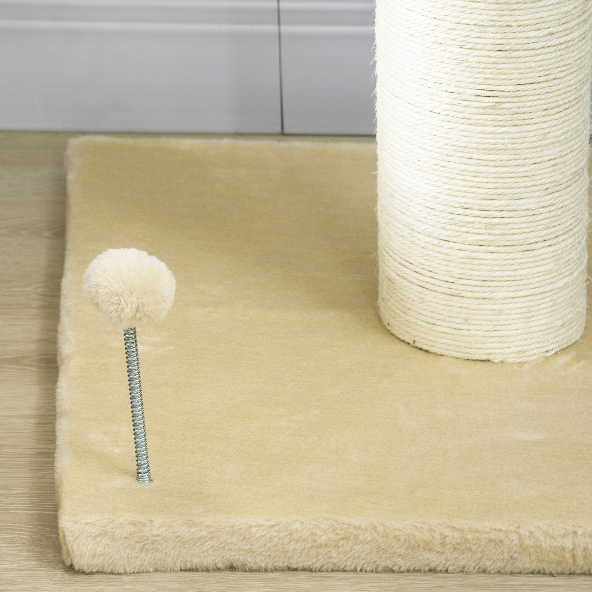 PawHut Kratzbaum mit Spielball und Liegeebene beige 55L x 55B x 83H cm