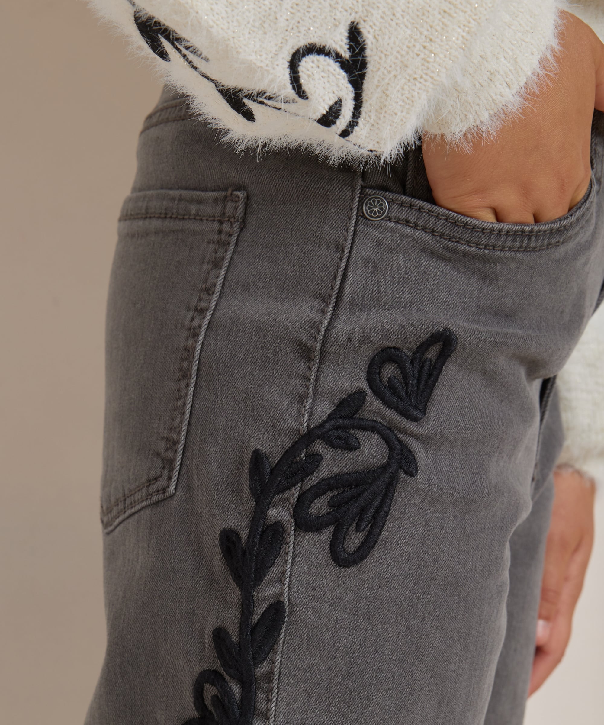 wide fit jeans met embroidery
