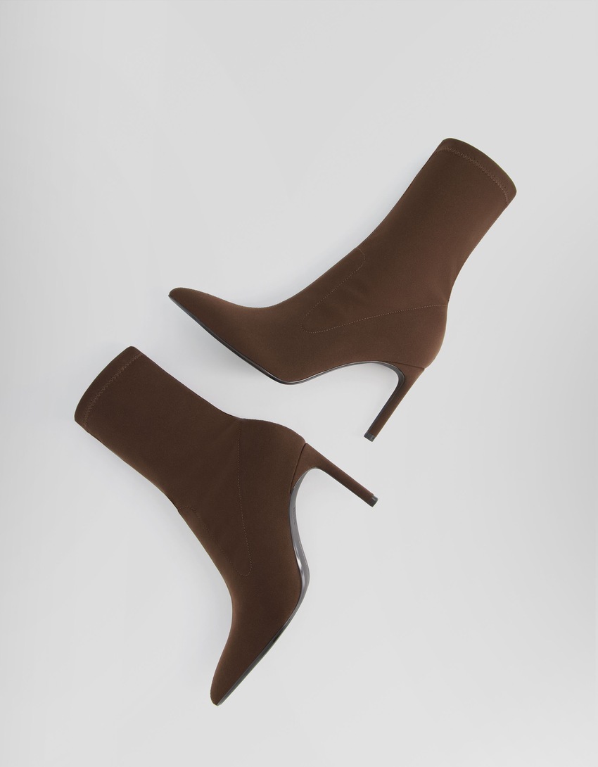 Botas de cano curto com salto alto e modelagem ajustada
