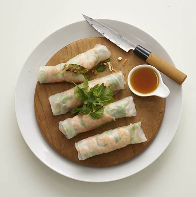 Zomerse rijstwraps gevuld met garnalen