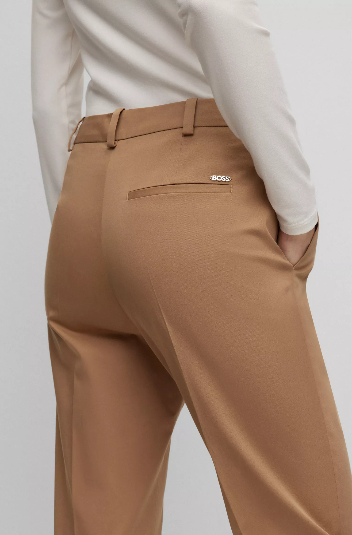 Calça BOSS preta, corte regular, em sarja de algodão elástico.