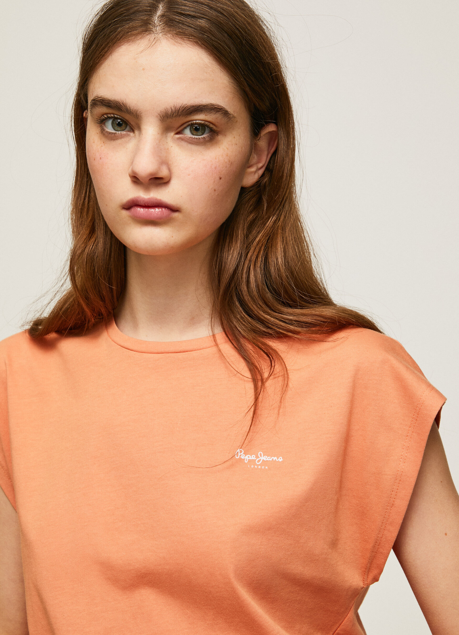 CAMISETA COM LOGOTIPO ESTAMPADO NA MANGA - pêssego