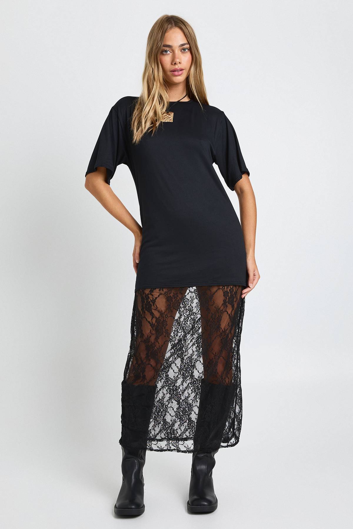 boohoo Robe t-shirt midaxi à détails en dentelle Petite