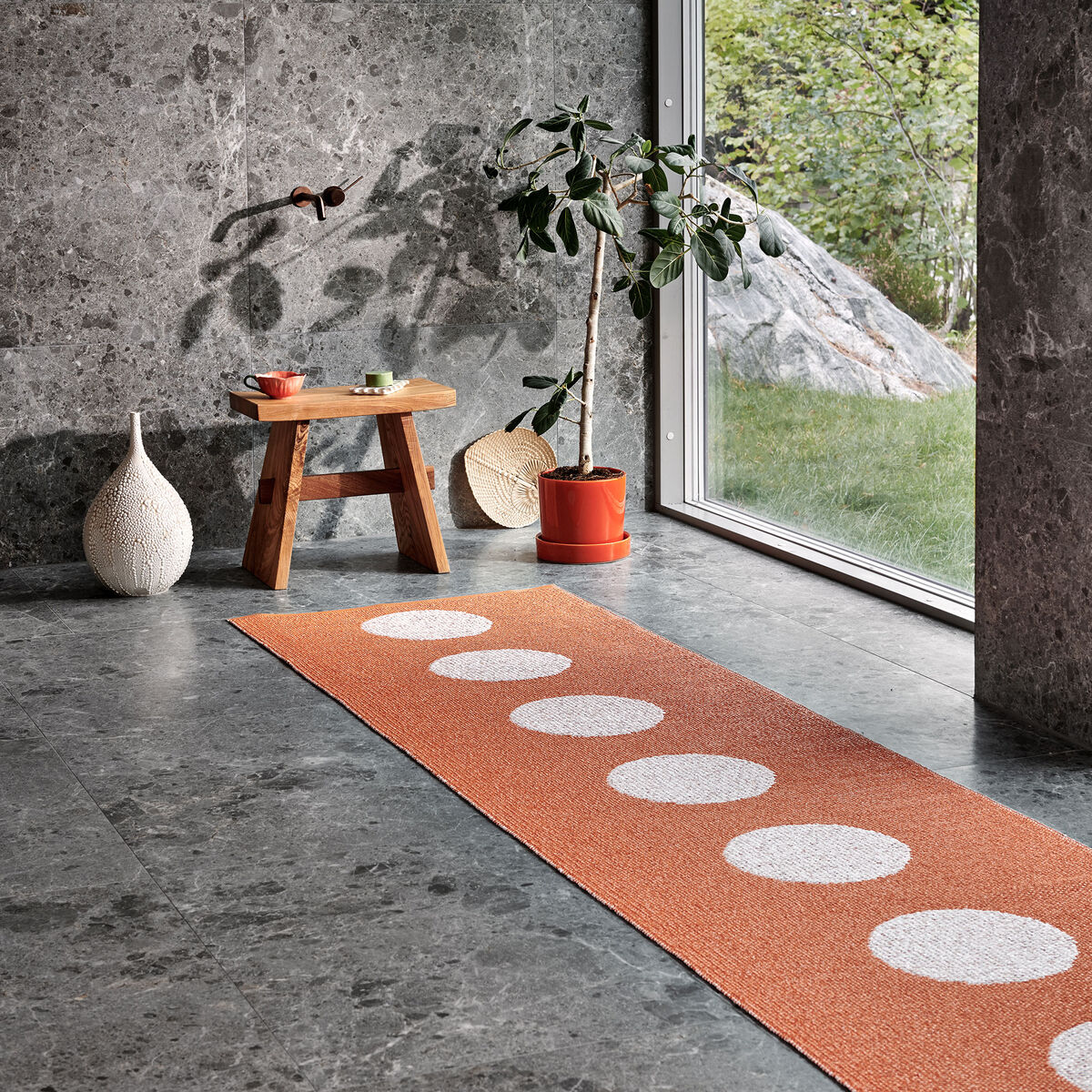 Pappelina Vera Pop teppe 70 × 360 cm, orange/pink