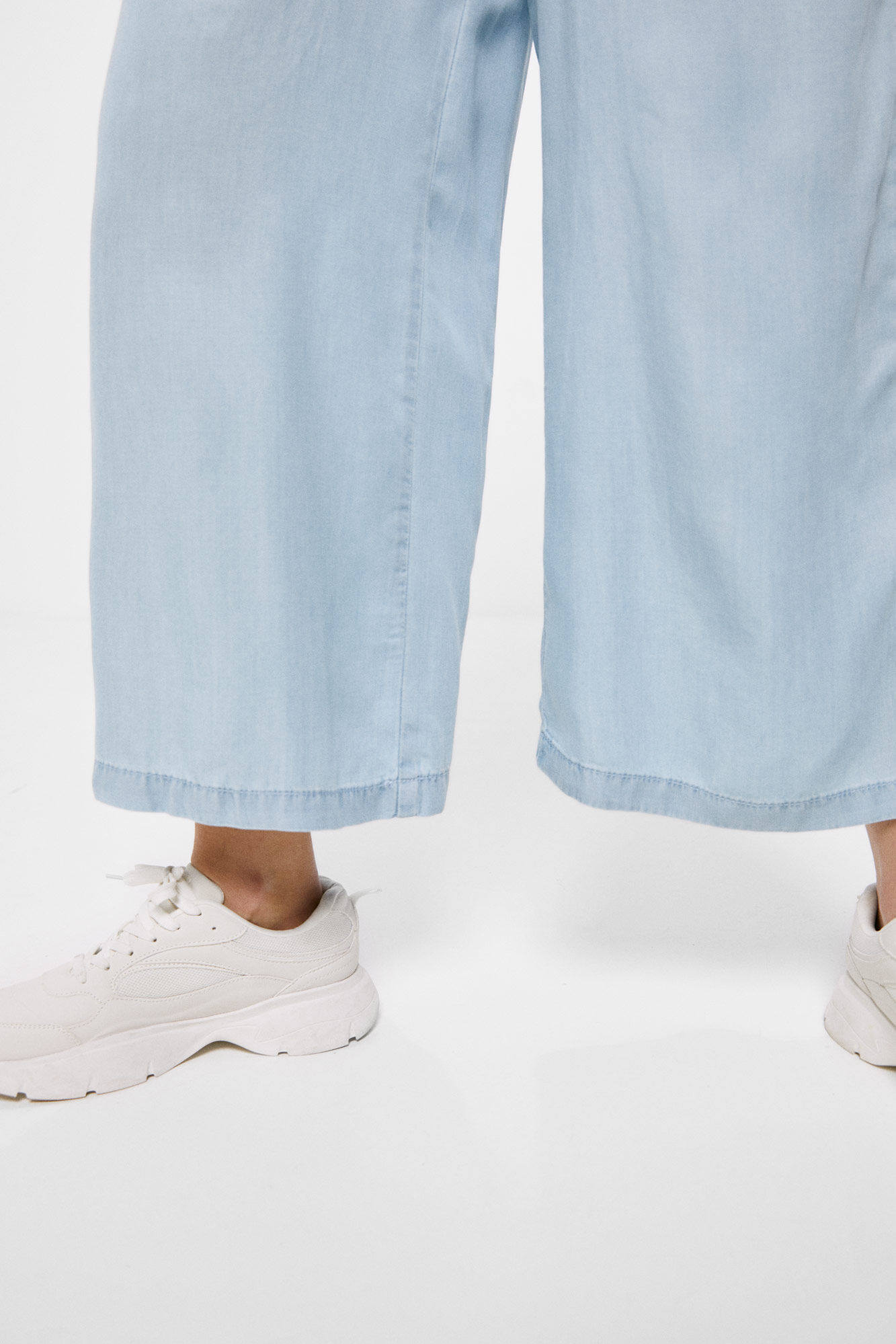 Calça jeans culote com cinto em Tencel - azul médio