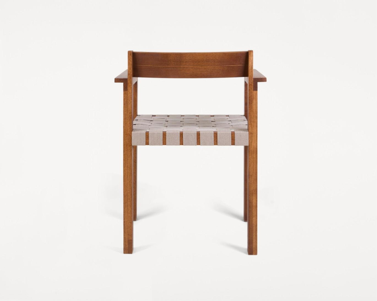 Frama Symmetry eetkamerstoel met armleuning Honey Ash Wood / Oat Fabric