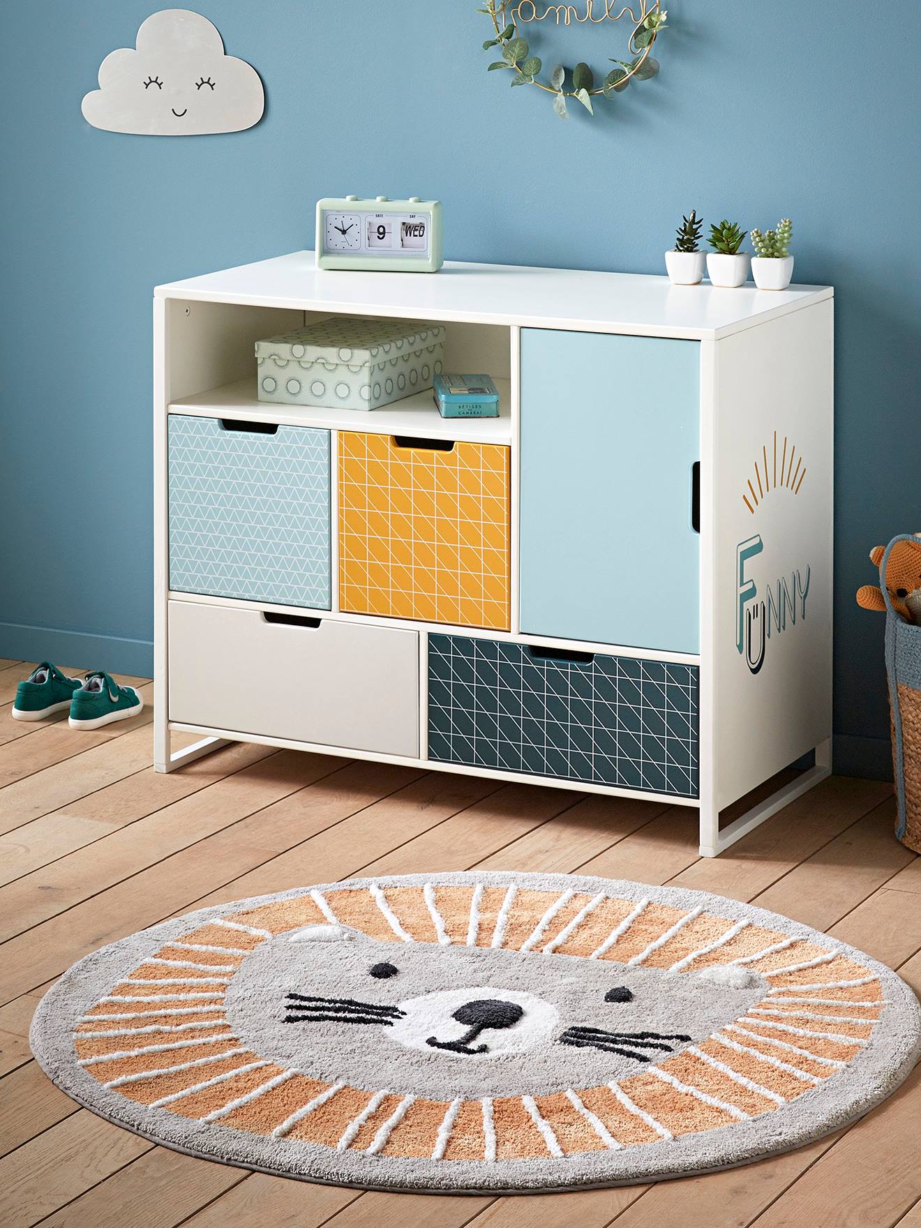 Tapete redondo lavável, modelo Lion, liso em cinza médio com estampas.