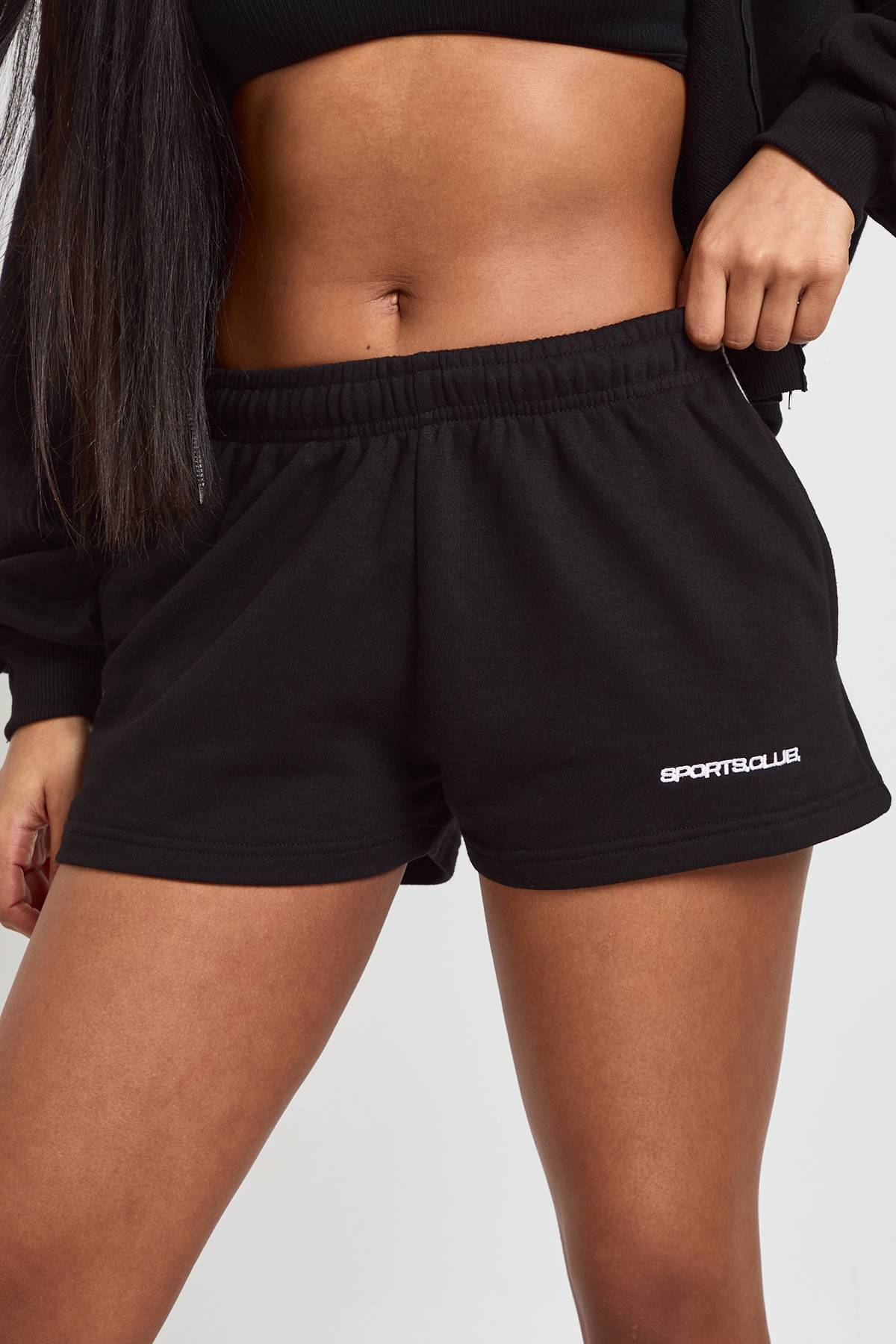 boohoo Short Molleton Broderie Sports Club Avec Passepoil