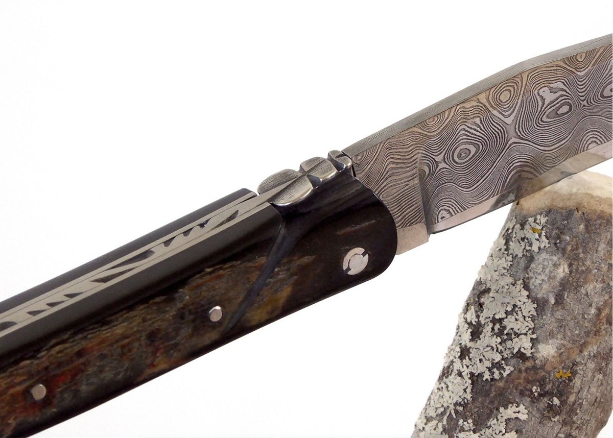 Couteau Laguiole avec une lame Damas et un manche en Corne de Bison