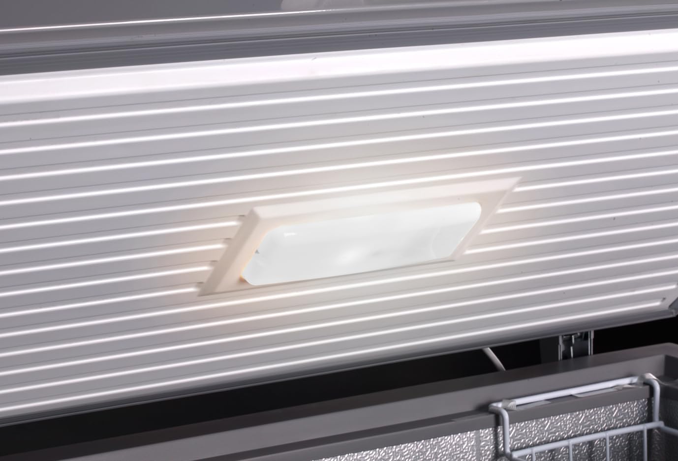 METRO Professional Gefriertruhe GHF2400, 400 L, 130 W, Tiefkühltruhe, 1 Korb, Türschloss, Temperaturalarm, Rollen, Weiß