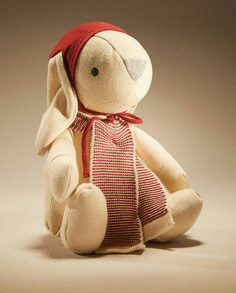 COELHINHO DE PELÚCIA COM GORRO DE NATAL TRICÔ