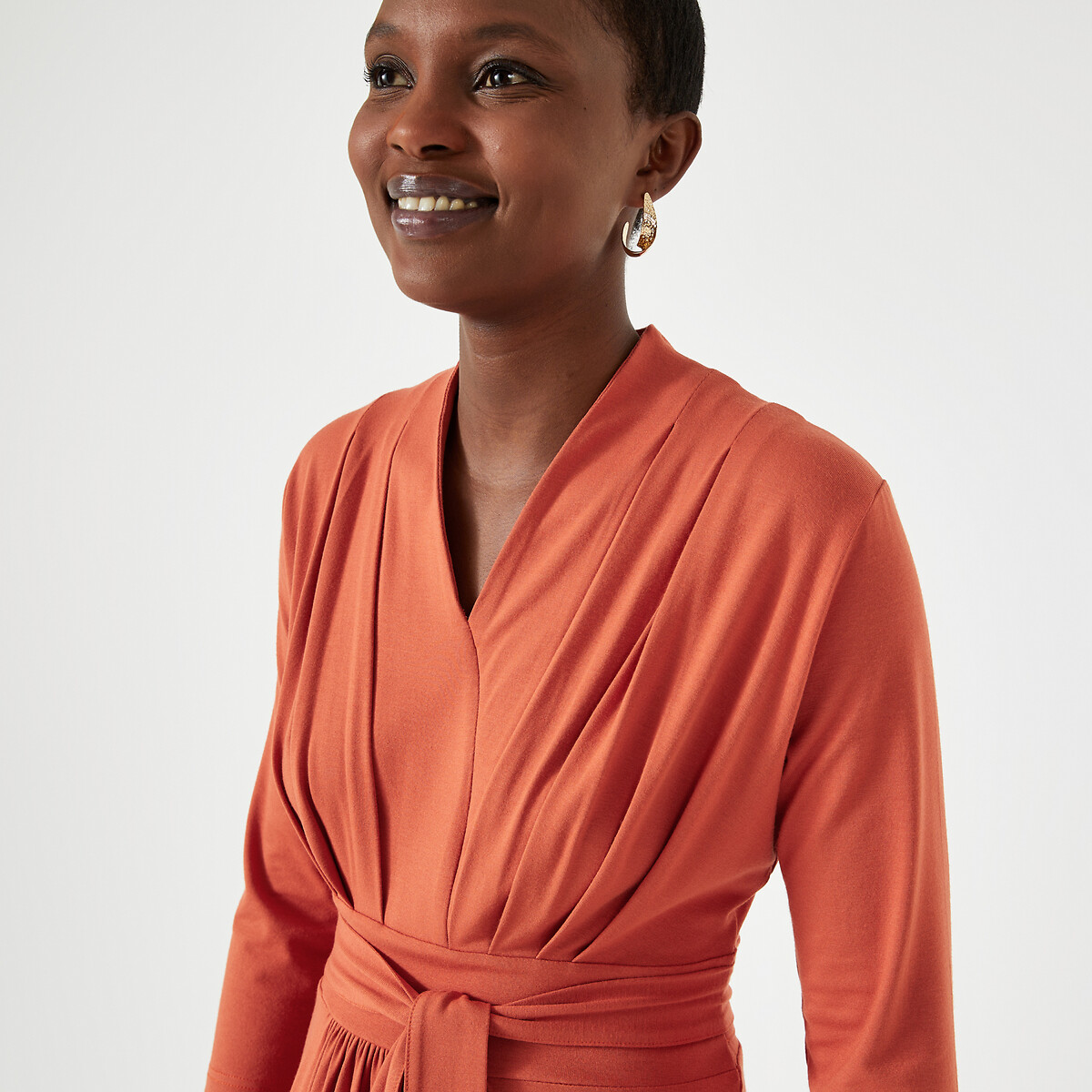 ANNE WEYBURN<br>Vestido com estampa de bandeiras, malha macia, mangas 3/4