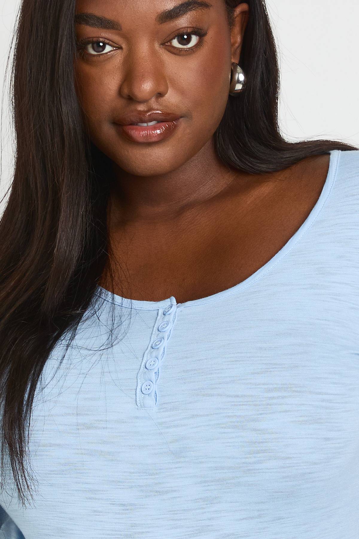 boohoo Haut Grande Taille En Tissu Chiné Transparent À Manches Longues Avec Encolure Dégagée Et Boutonnage