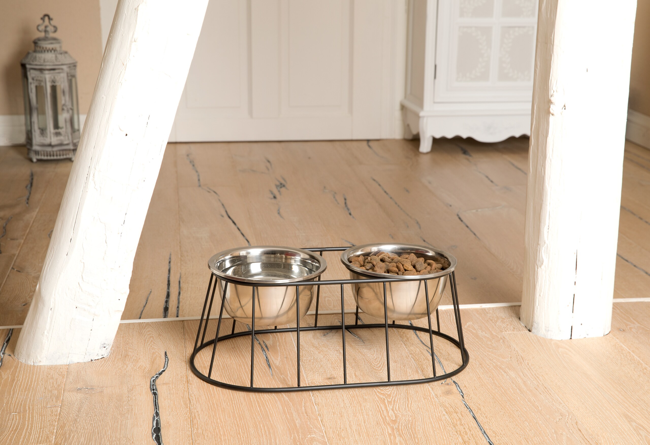 WONDERMAKE® Design Hundenapf erhöht für mittelgroße / große Hunde mit Ständer, Futternapf Hund Futterstation rutschfest aus Edelstahl, Fressnapf 2er Set 2 Näpfe doppelt, 47x26,5x17 cm, silber schwarz