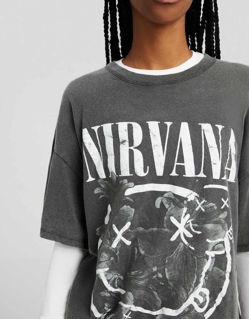Camiseta Nirvana de manga curta e tamanho grande com estampa.
