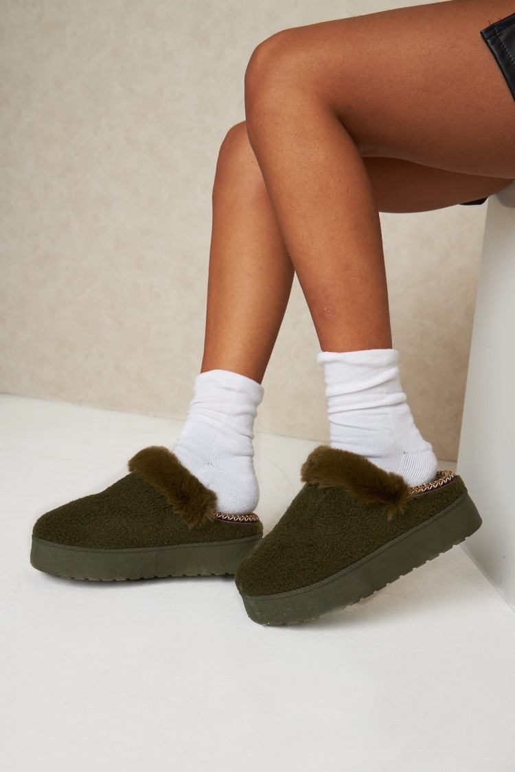 Bottines chaussons verts en peau de moutons ouverts
