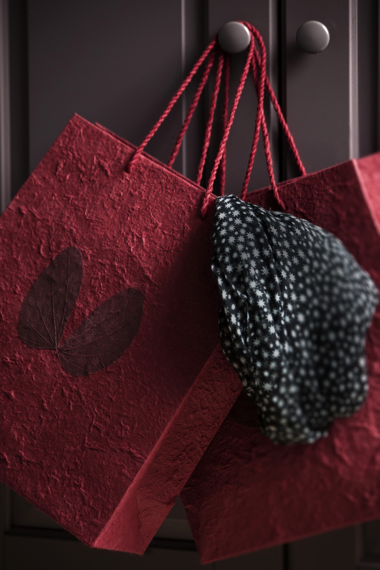 Papiertasche mit Blume, rot, H 30 cm, B 25 cm, L 10 cm günstig bestellen