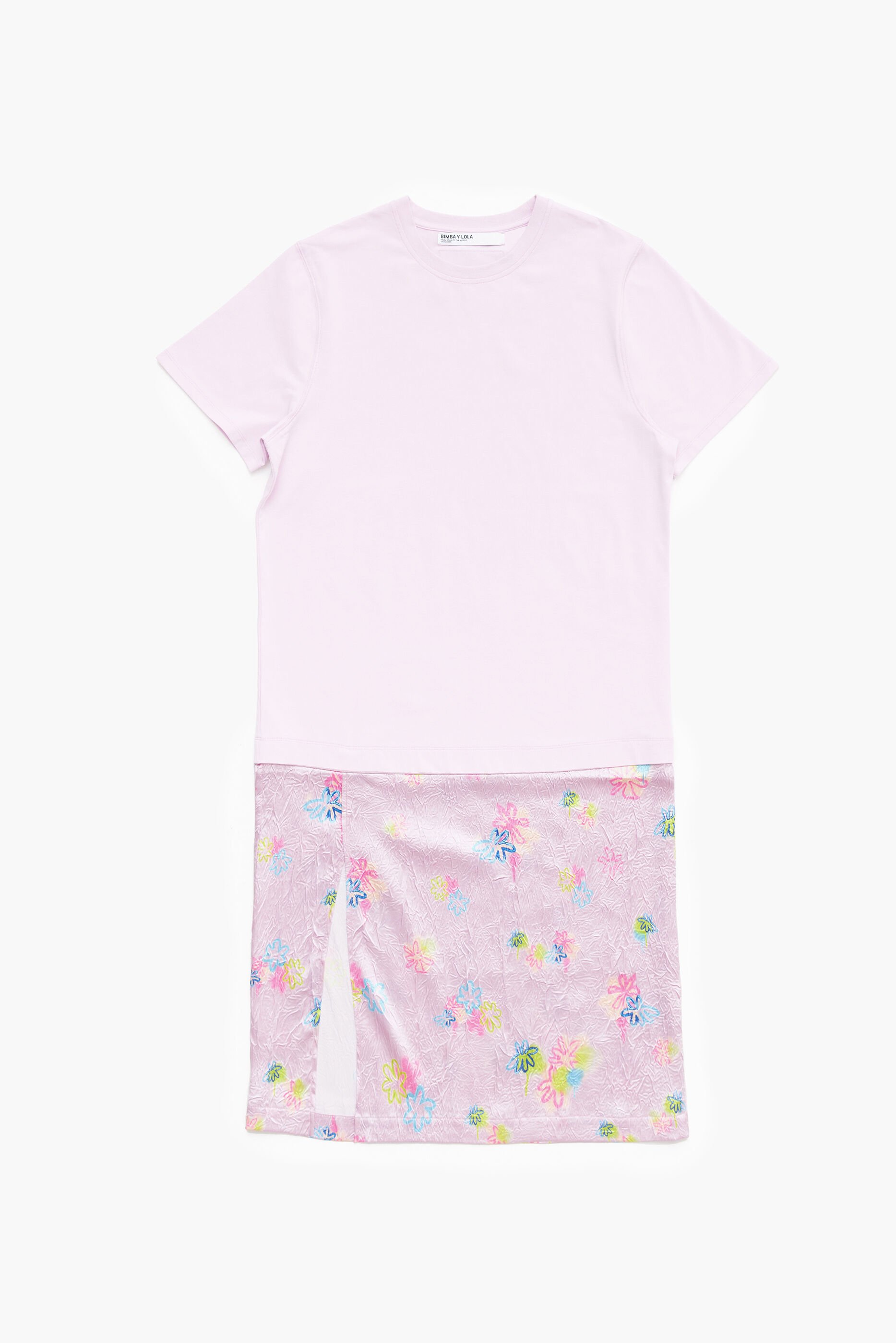 Vestido camiseta rosa claro com estampa de flores em spray