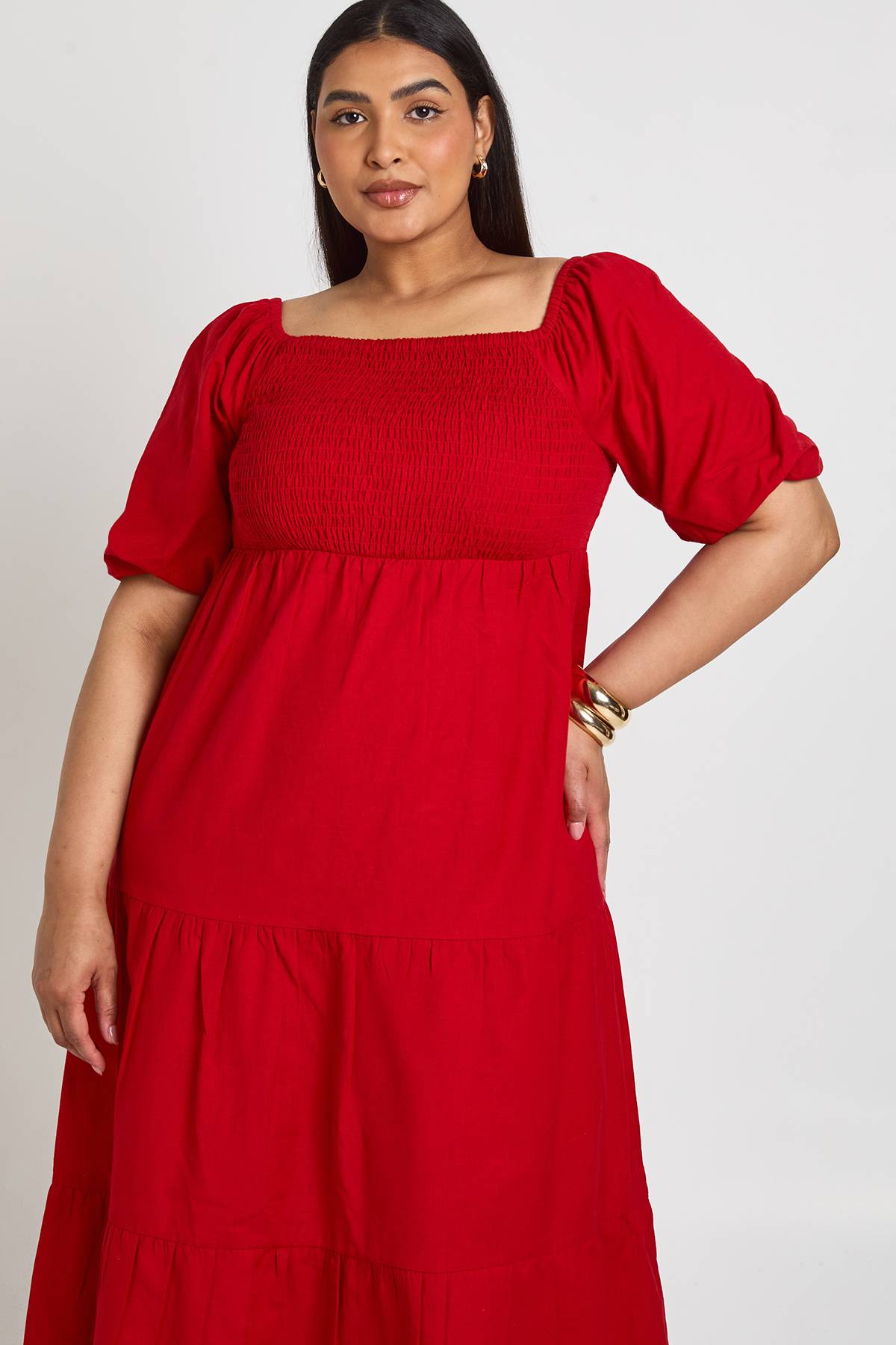 boohoo Robe Mi-longue Étagée Grande Taille À Manches Bouffantes Effet Lin