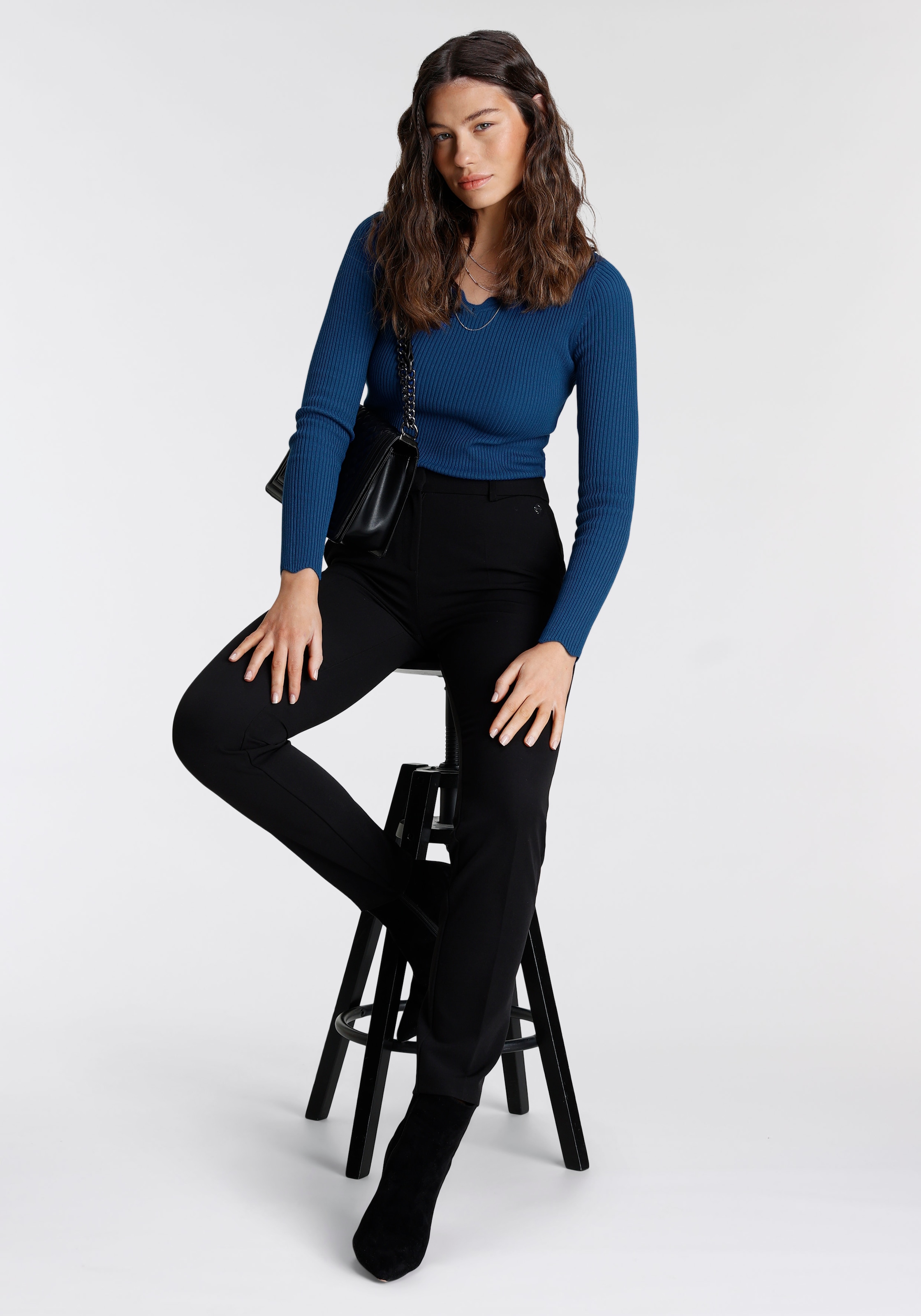 Laura Scott V-Ausschnitt-Pullover , mit femininer Wellenkante