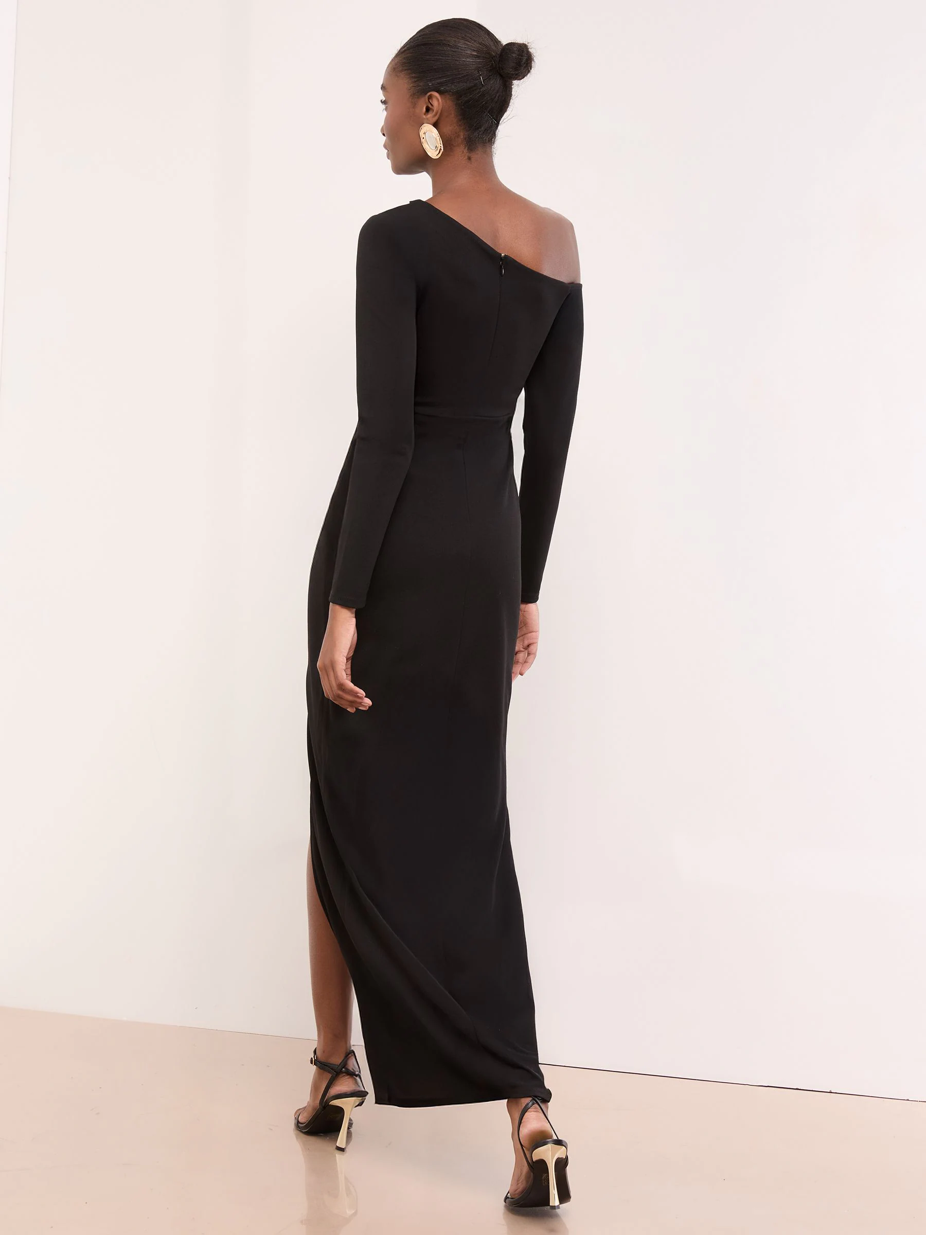 Zwart - Lipsy - Lange jurk met lange mouwen, blote schouders en gerimpelde taille