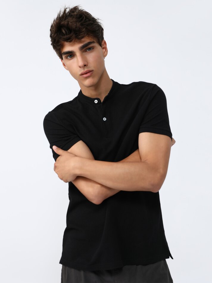 Camisa polo com gola mandarim - Preta