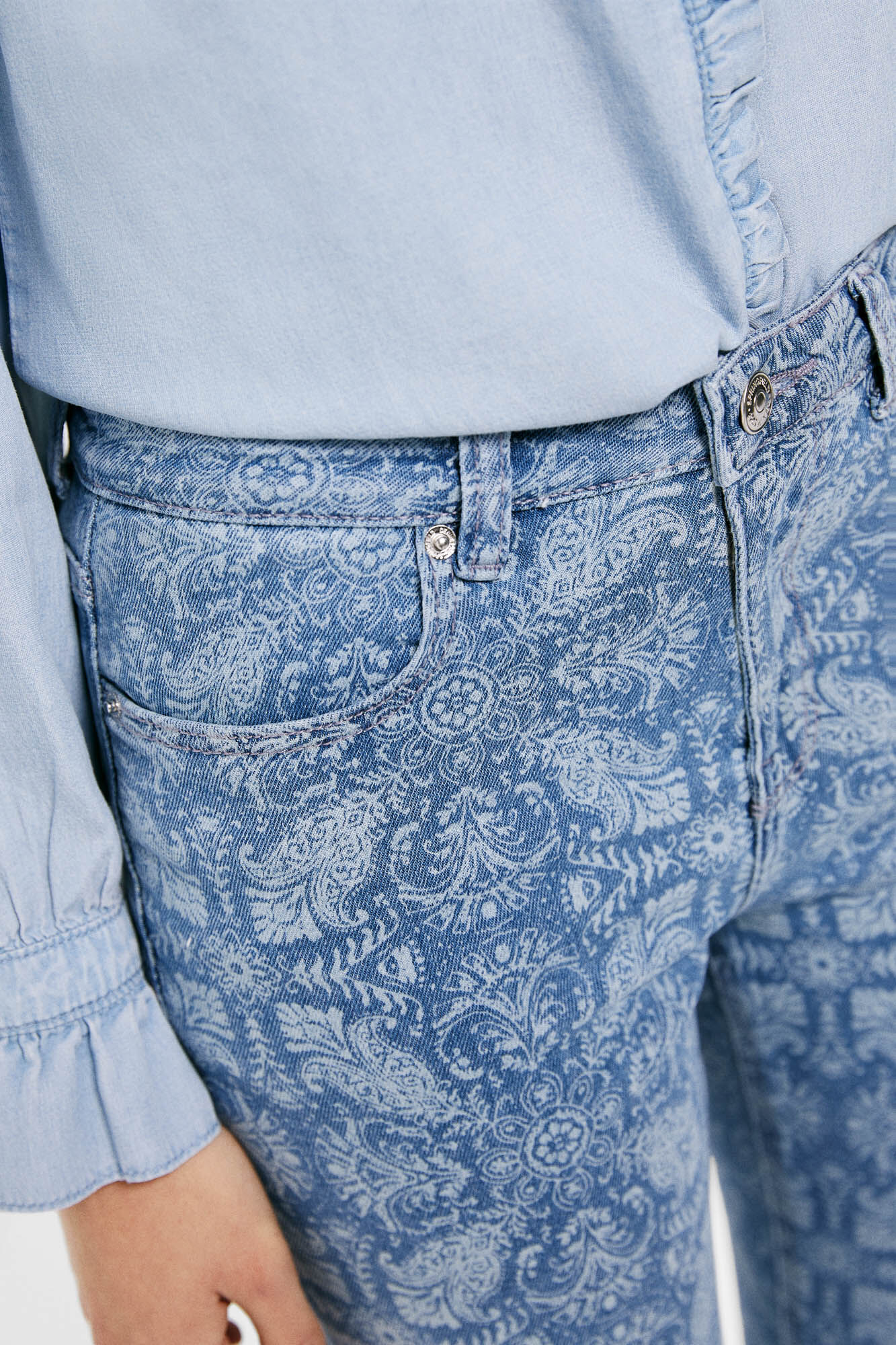 Calça jeans flare com lavagem sustentável e estampa - Azul Médio