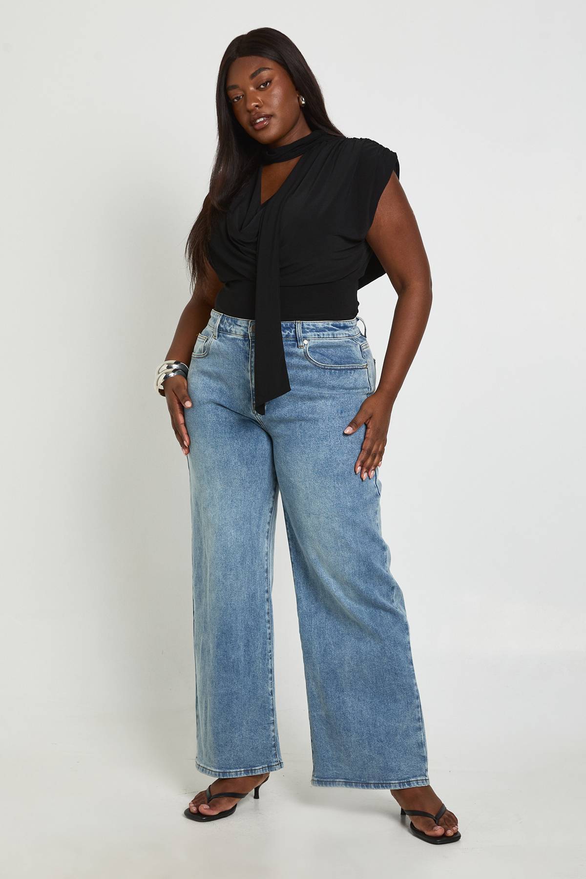 boohoo Body Grande Taille Double Épaisseur Tissu Slinky Détail Foulard Et Épaules Froncées