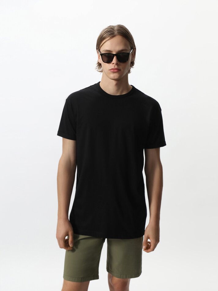 Camiseta básica de corte longo - Preta