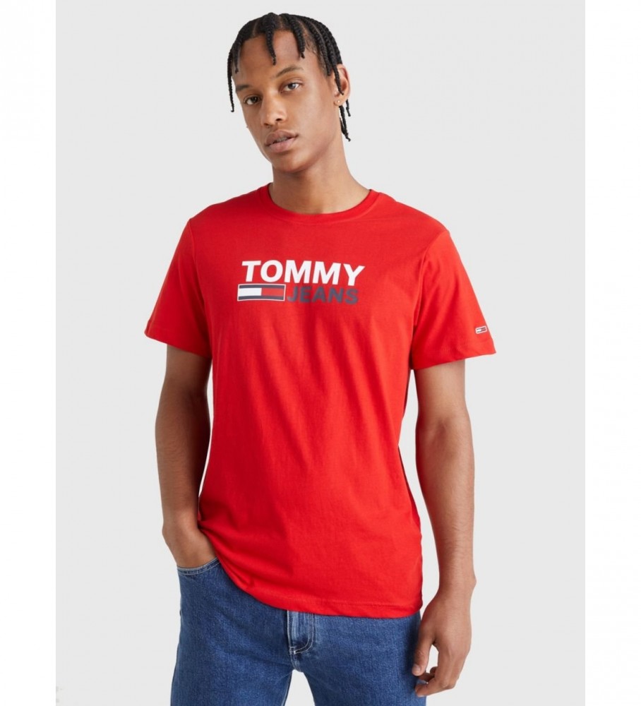 Camiseta vermelha Tommy Jeans com o logotipo da TJM Corp