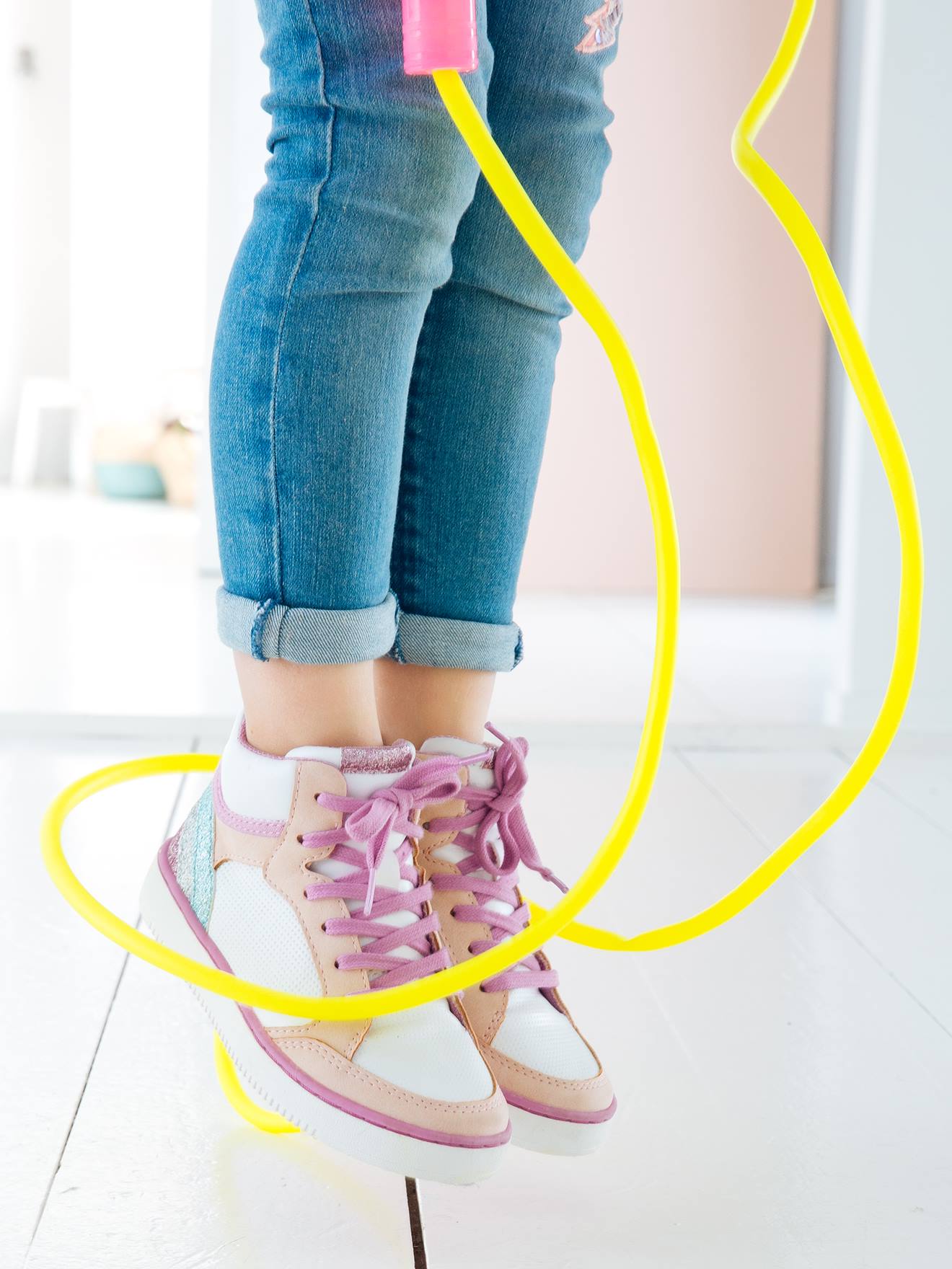 Tênis infantil feminino com zíper e cadarço, liso branco claro com estampas.