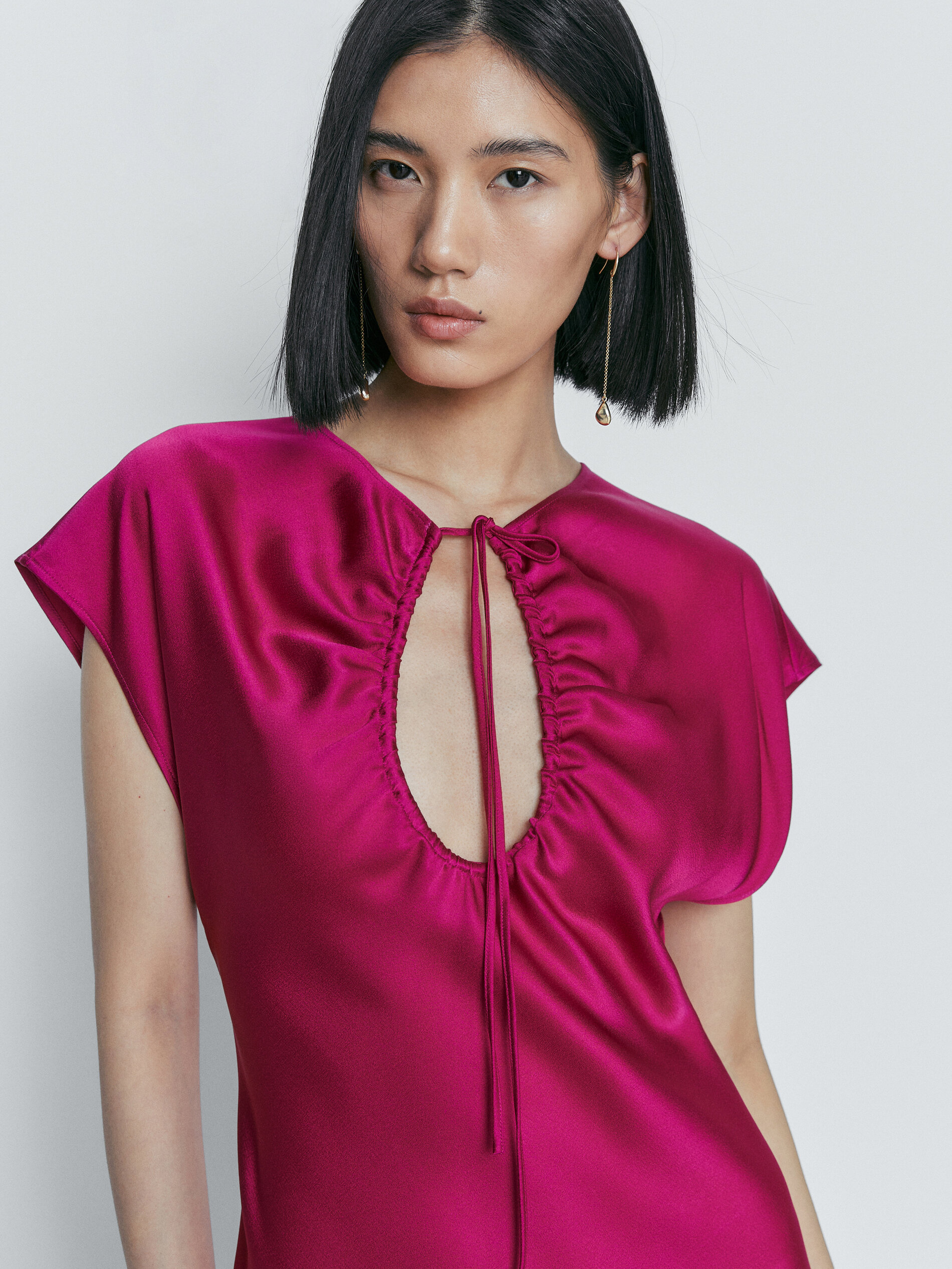 Vestido longo e fluido com detalhe no decote - Bougainvillea