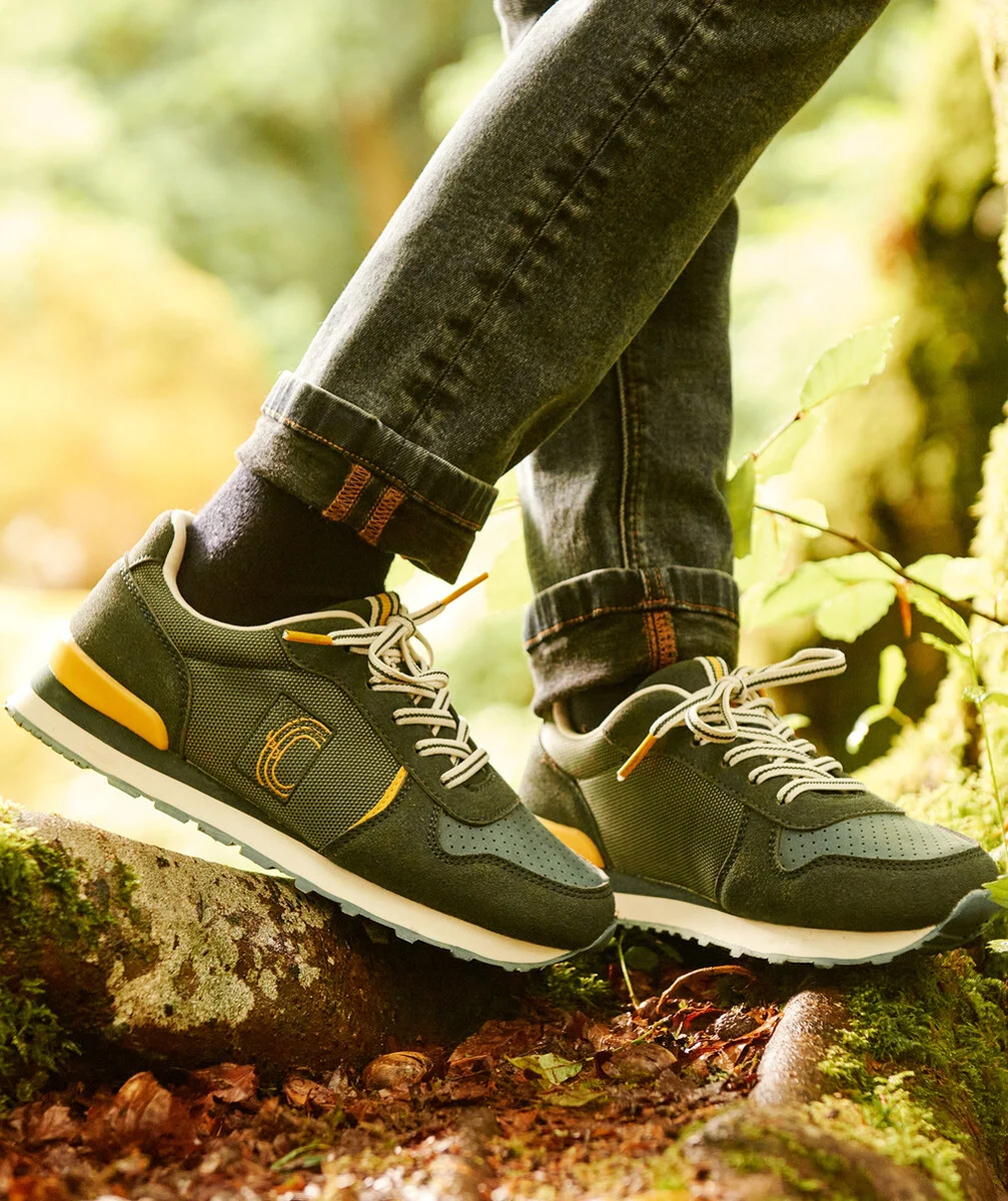 LES BASKETS VERTES AUX LACETS ÉLASTIQUES