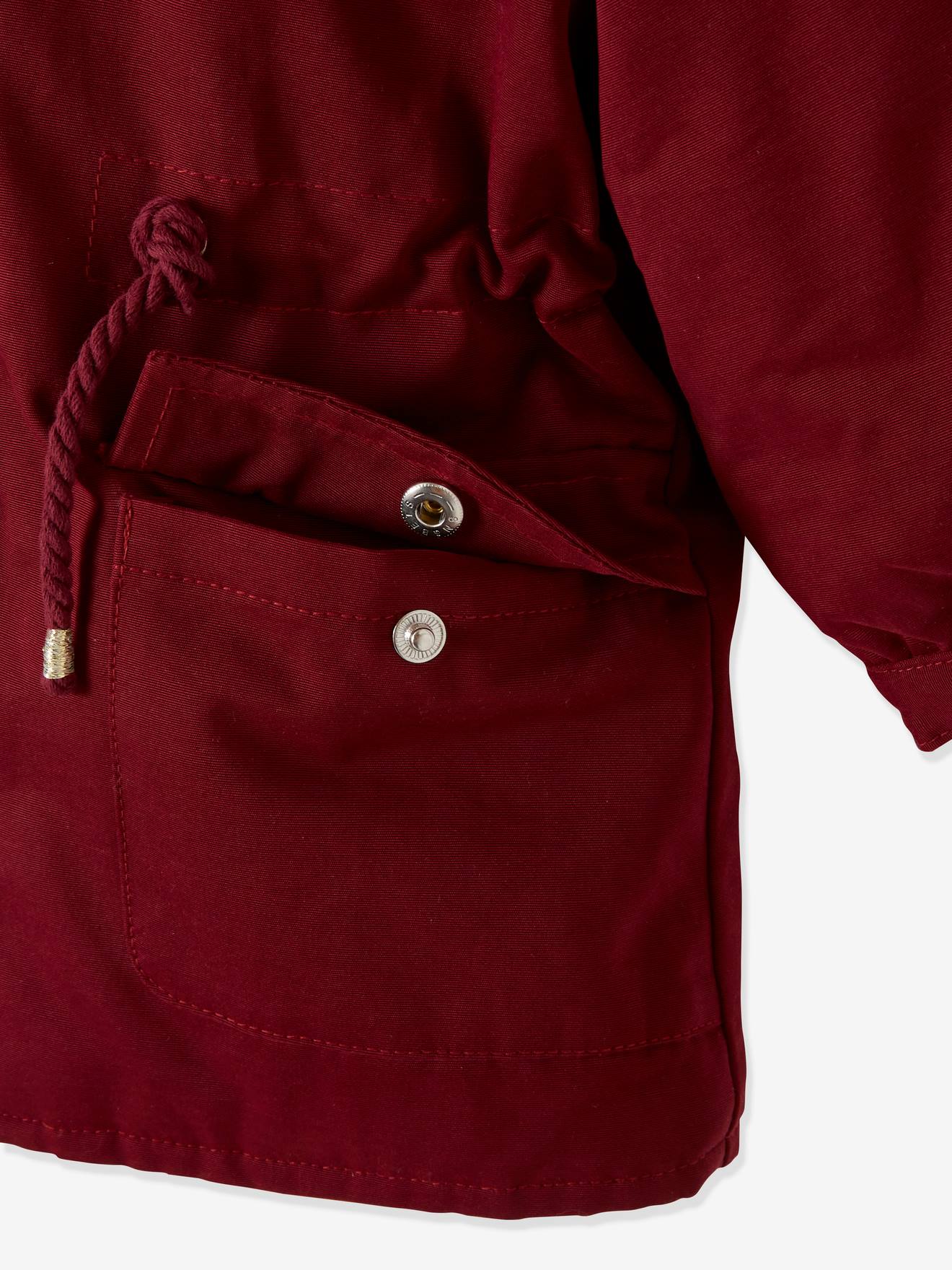 Parka com capuz contornado em pele sintética, listrada em vermelho bebê escuro.