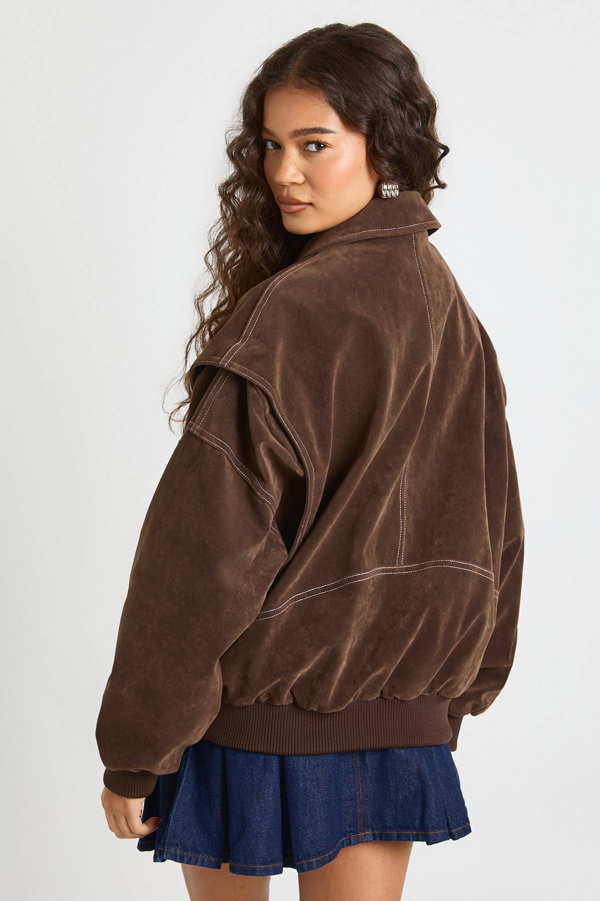 boohoo Blouson bomber en faux suède à piqûres contrastées