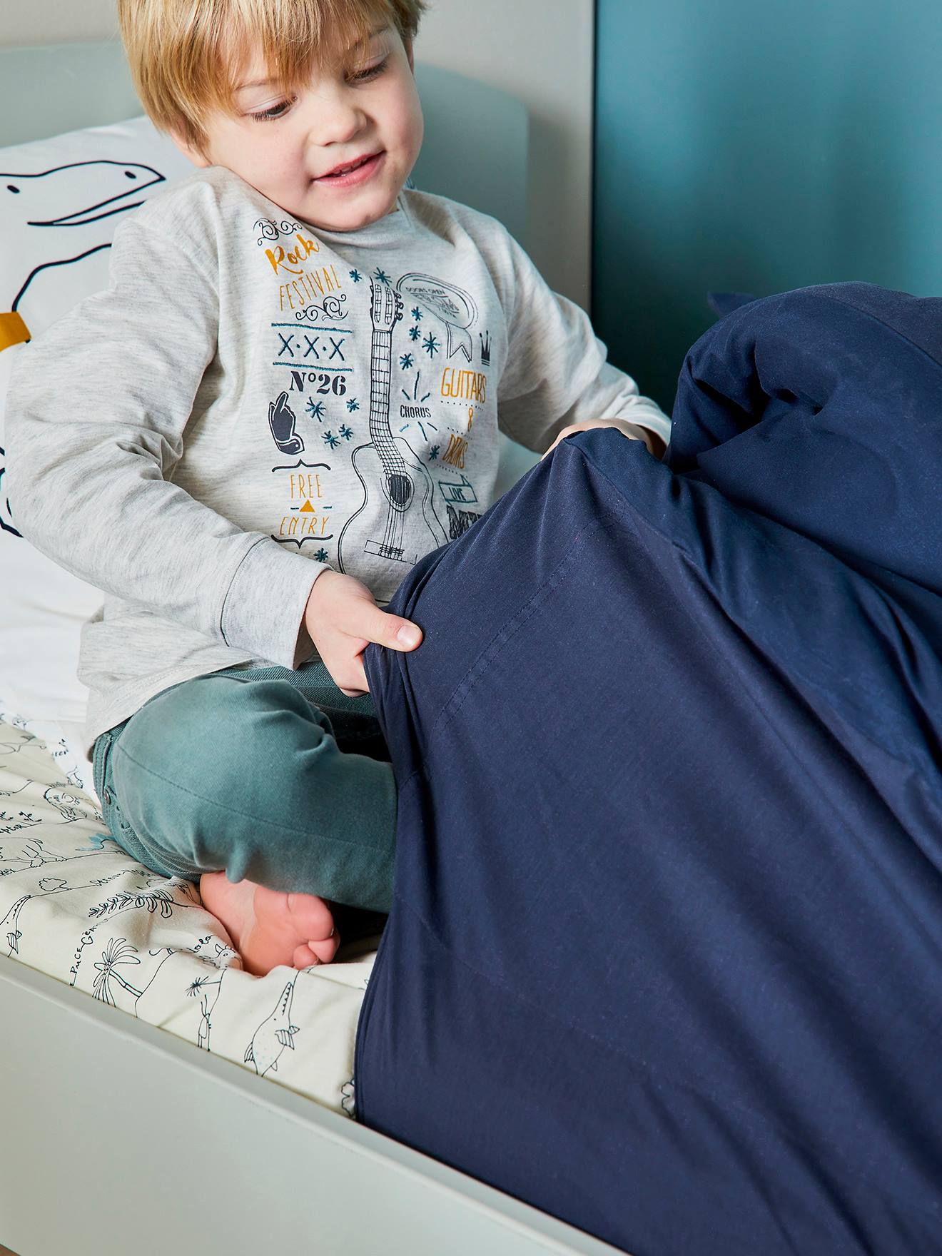 Conjunto infantil Magicouette® DINORAMA, azul escuro liso com motivos.
