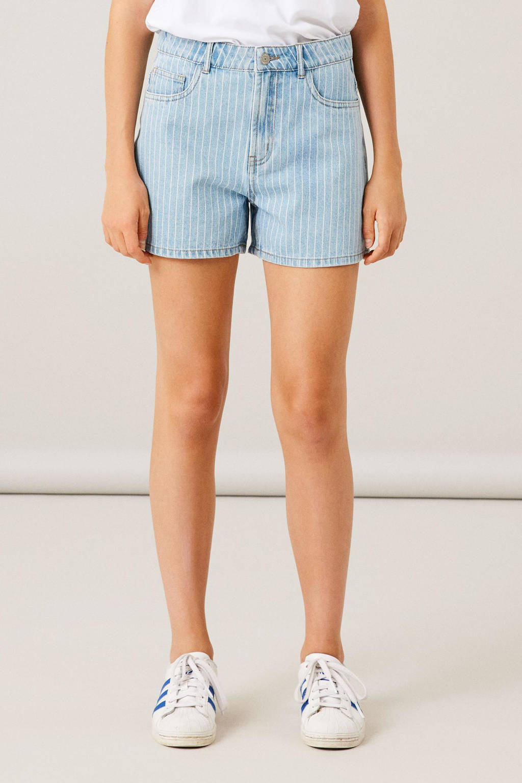 LMTD gestreepte mom short NLFPINIZZA DNM HW MOM SHORTS NOOS light blue denim