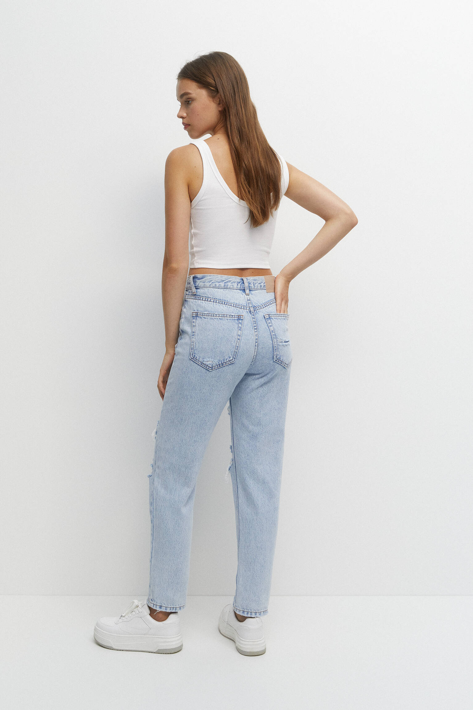 Calça jeans mom fit rasgada - azul claro