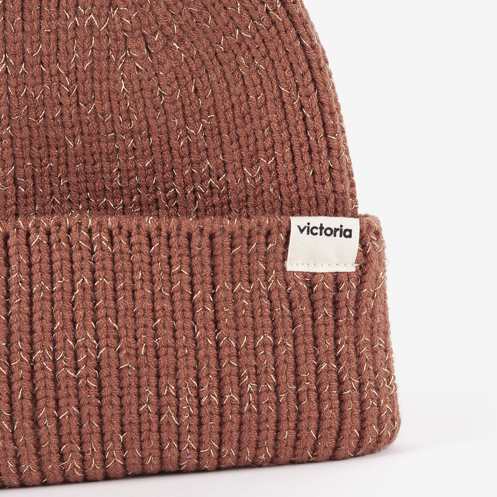 Gorro de malha V. Things com lurex, dobra dupla e etiqueta na aba.