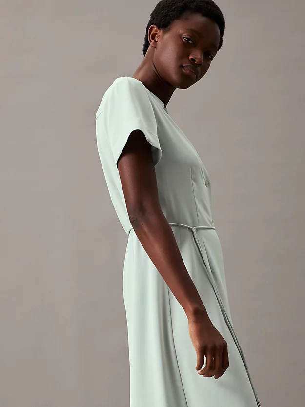 Vestido camisa midi de crepe com modelagem solta
