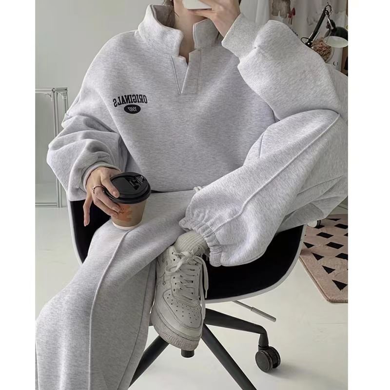 Rustie - Set: Sweatshirt met opstaande kraag en letters + joggingbroek
