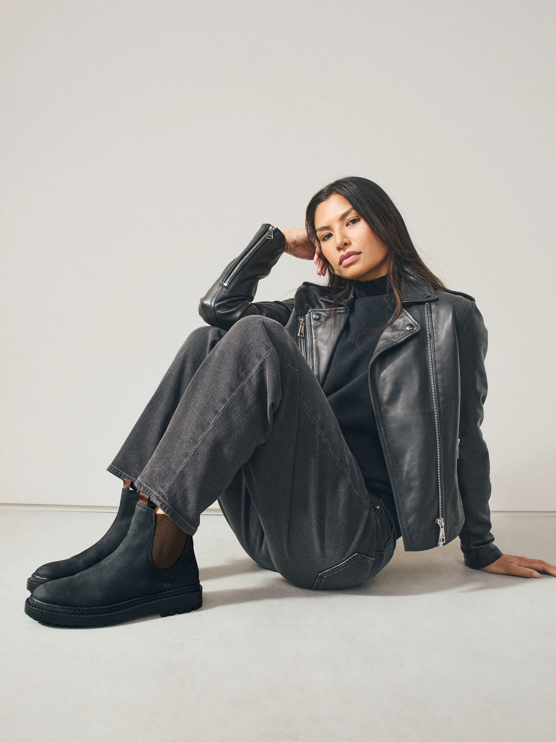 Black Oiled Leather - Forever Comfort® Round Toe Chelsea Boots