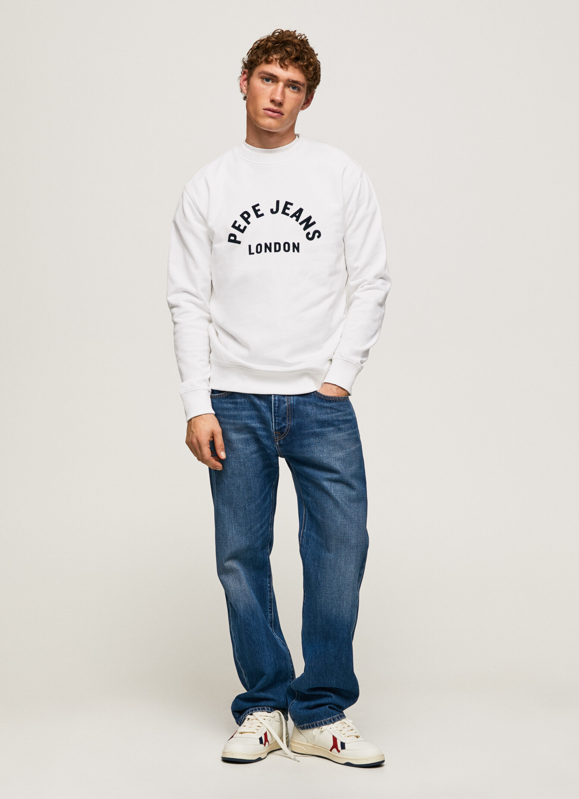 CAPUZ COM LOGOTIPO ESTAMPADO - branco
