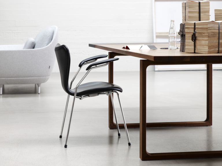 Fritz Hansen Vlinderstoel Series 7 stoel met armleuningen gelakt, zwart