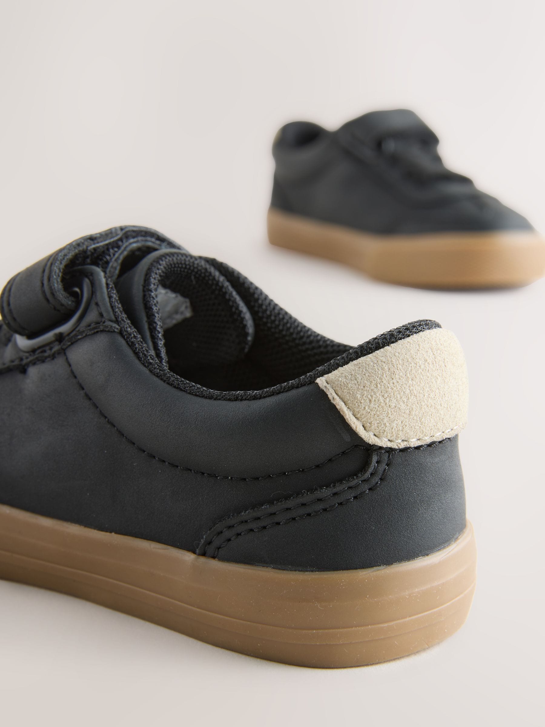 Zwart - Sneakers met klittenbandsluiting en elastische veters