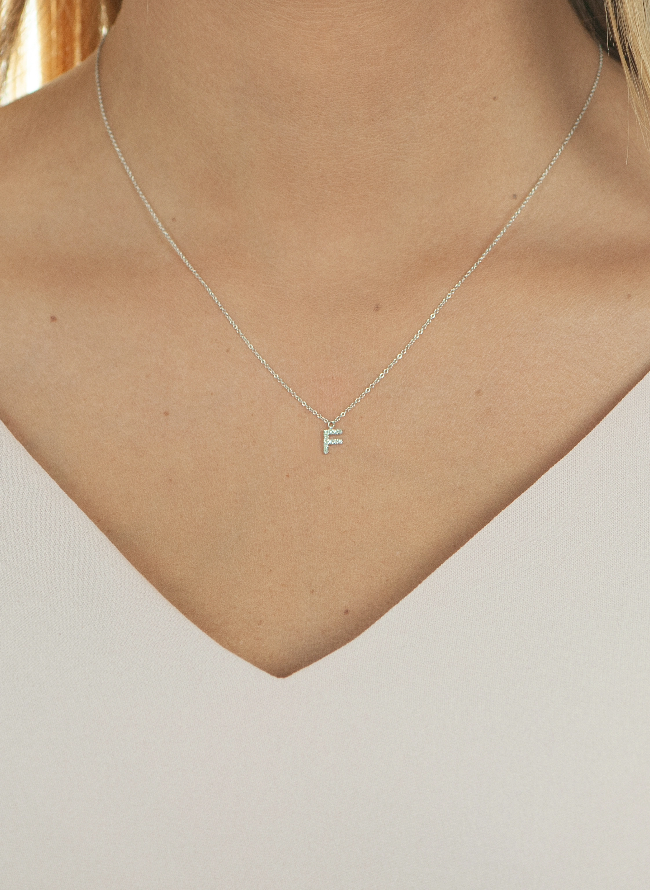 Leaf INITIALIEN Halskette „F“ aus 14 Karat Weißgold mit Diamanten